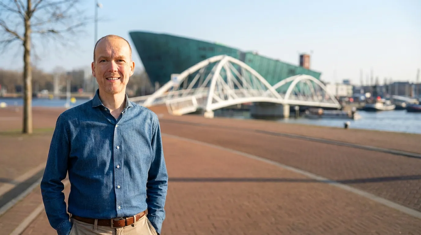 Bernie Pruissen bij het Oosterdok in Amsterdam, met NEMO Science Museum op de achtergrond